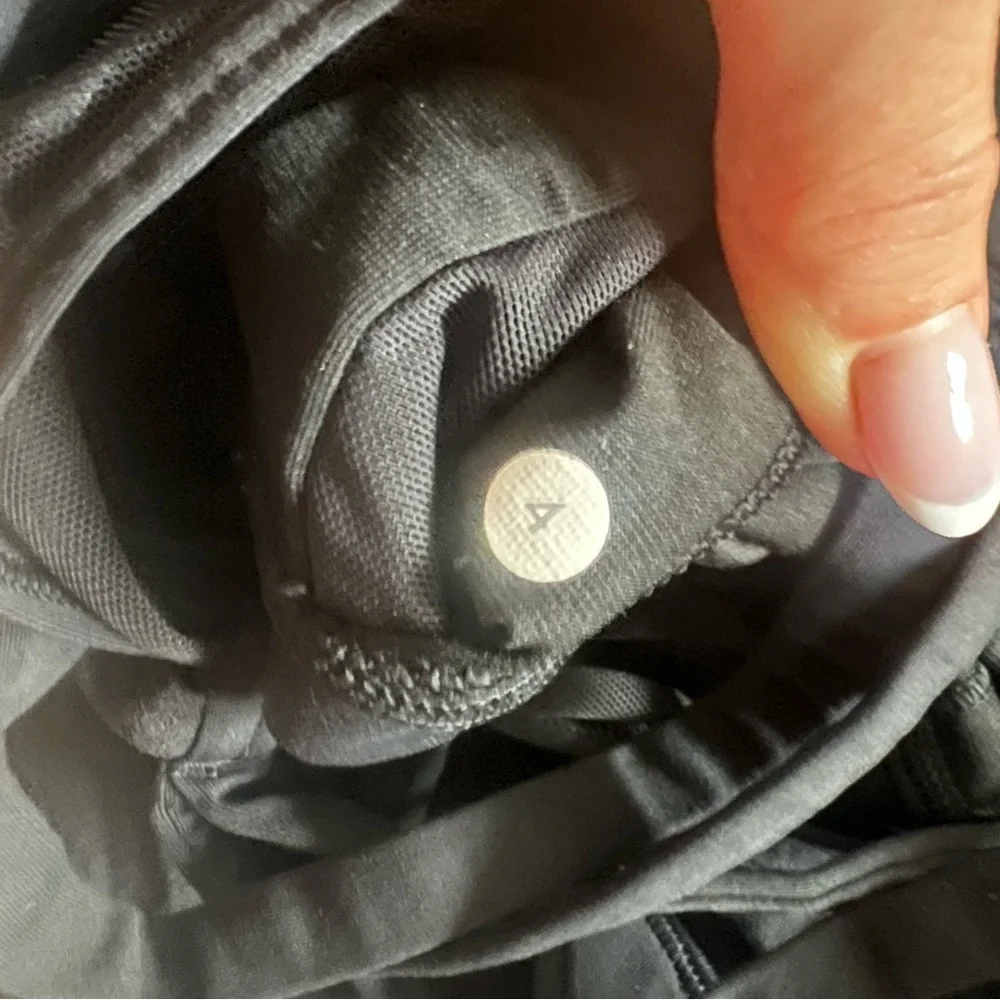 Lululemon top with bra - Picture 4 of 6